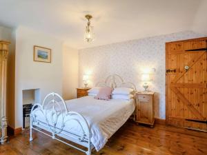 - une chambre avec un lit blanc et du parquet dans l'établissement 3 bed property in Mattishall 88569, à Yaxham