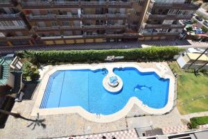 una vista aérea de una piscina en un edificio en Apartamento Ronda IV, en Fuengirola