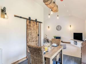 un soggiorno con tavolo e sedie in legno di 1 Bed in Malton 88457 