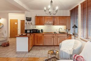 Kuchyňa alebo kuchynka v ubytovaní Apartament Karpielówka View Od-nowa