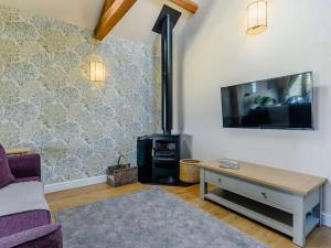 - un salon avec un poêle à bois et un canapé dans l'établissement 2 Bed in Evesham 89305, 