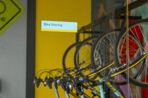 a bunch of bikes on a rack in a store at Studio no centro de Curitiba in Curitiba