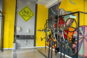 a bunch of bikes in a room with a yellow wall at Studio no centro de Curitiba in Curitiba