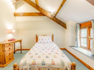 Un pat sau paturi într-o cameră la 2 Bed in Holsworthy GMEAD