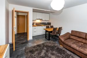 een woonkamer met een bank en een tafel bij Apartment Dresden 2OG links in Dresden