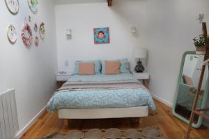 - une chambre avec un lit et un miroir dans l'établissement Casas Velhas, à Santo Aleixo de Além Tamega