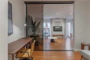 een woonkamer met een glazen schuifdeur bij Wide Stylish-1Bedroom 1Bathroom-Las Letras in Madrid