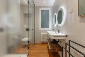 a bathroom with a sink and a shower at Wide Stylish-1Bedroom 1Bathroom-Las Letras in Madrid