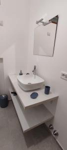 bagno con lavandino bianco e specchio di Villa Carmela - Centro Arezzo ad Arezzo