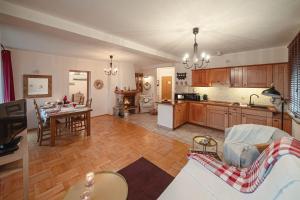 Kuchyňa alebo kuchynka v ubytovaní Apartament Karpielówka View Od-nowa