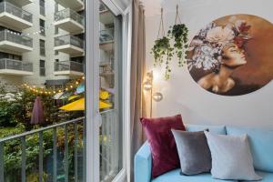 un soggiorno con divano blu e finestra di Boutique & DownTown & KingSize & 700Mbps & Workspace a Zurigo