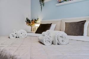 un letto bianco con tre asciugamani sopra di Boutique & DownTown & KingSize & 700Mbps & Workspace a Zurigo
