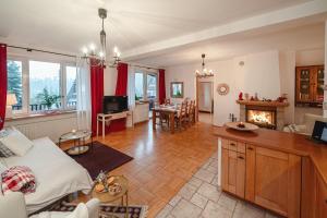 Televízia a/alebo spoločenská miestnosť v ubytovaní Apartament Karpielówka View Od-nowa