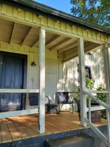 un porche de una casa con dos sillas en Charming & Rustic Bloomingdale Cottage w/views, 