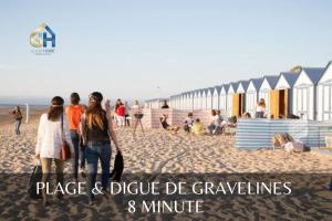 grupa ludzi spacerujących po plaży w obiekcie *l'Oasis du Cœur de Ville*Spacieux et moderne w mieście Gravelines