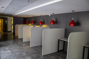 a restaurant with red lights on the wall at Studio no centro de Curitiba in Curitiba