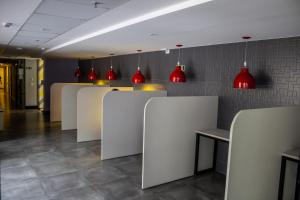 een restaurant met rode lampjes aan de muur bij Studio no centro de Curitiba in Curitiba