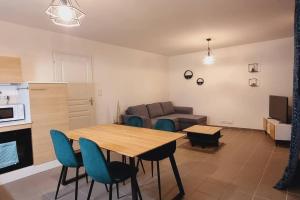 salon ze stołem i kanapą w obiekcie *l'Oasis du Cœur de Ville*Spacieux et moderne w mieście Gravelines