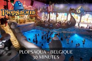 una piscina in un parco acquatico con persone di *l'Oasis du Cœur de Ville*Spacieux et moderne a Gravelines