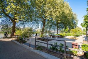 a park with trees and a wooden fence at Appartement élégant proche Tramway & Centre-Ville in Nantes