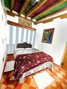 Кровать или кровати в номере REINA VICTORIA ROOMS entrega llaves, Juan Pradillo TPH