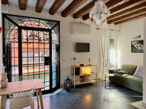 - un salon avec un canapé et une table dans l'établissement Ca Penini - canal view, à Venise