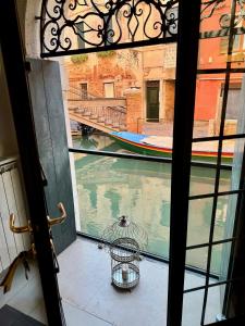 - une vue sur un canal depuis une fenêtre avec un bateau dans l'établissement Ca Penini - canal view, à Venise