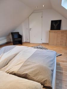 Ένα ή περισσότερα κρεβάτια σε δωμάτιο στο FeWo Sundernblick