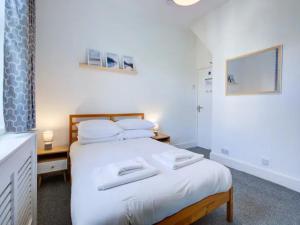 a bedroom with a bed with white sheets and pillows at Pass the Keys Comfortable flat near Southend in Westcliff-On-Sea