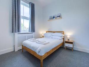 Ένα ή περισσότερα κρεβάτια σε δωμάτιο στο Pass the Keys Comfortable flat near Southend