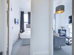 Ένα ή περισσότερα κρεβάτια σε δωμάτιο στο Pass the Keys Comfortable flat near Southend