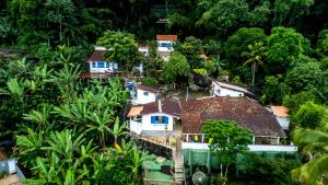 widok z góry na dom w dżungli w obiekcie Pousada Canto do Mar Ilha Grande w mieście Praia de Araçatiba
