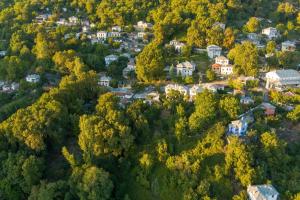 The surrounding neighborhood or a neighborhood close to az apartmanhoteleket