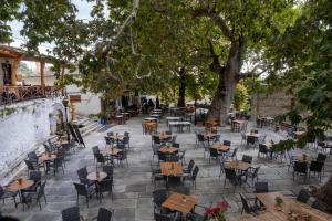 A restaurant or other place to eat at Archontiko Michael Pelion