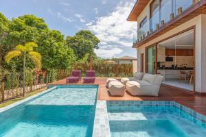 una piscina en el patio trasero de una casa en Casa Ofir - Simplesmente um Paraíso, en Praia do Forte