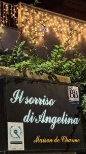 un cartello per un ristorante con luci su un muro di il Sorriso di Angelina a Pescara