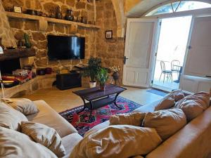 TV a/nebo společenská místnost v ubytování Unique Farmhouse in the Heart of Gozo - Nadur