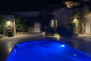 Bazén v ubytování Unique Farmhouse in the Heart of Gozo - Nadur nebo v jeho okolí