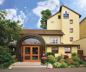 a building with an archway in front of it at Best Western Blankenburg Hotel in Coburg