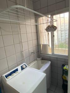 瓜拉帕里的住宿－Apartamento Guarapari, Centro，一间带洗衣机和窗户的小浴室