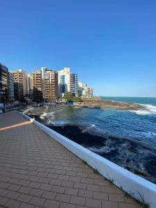 瓜拉帕里的住宿－Apartamento Guarapari, Centro，海滨步行道,拥有建筑和海洋