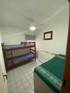 瓜拉帕里的住宿－Apartamento Guarapari, Centro，一间客房内配有两张双层床的房间