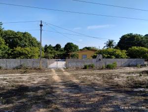 a dirt road in front of a fence at Aconchego do bens in Cruz