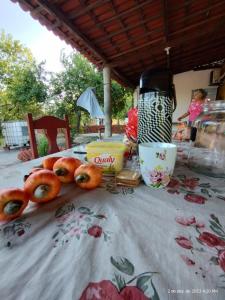 stół z pączkami na ścierce w obiekcie Aconchego do bens w mieście Cruz