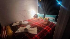 ein kleines Schlafzimmer mit einem Bett mit Bögen darauf in der Unterkunft Carpe Diem (Rose) in Şarköy
