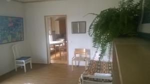 un salon avec une plante au-dessus d'une table dans l'établissement Suvannonrannan Majoitukset, à Kauhajoki