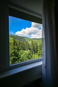ventana con vistas a la montaña en Hotel OSTREDOK, en Demänovská Dolina
