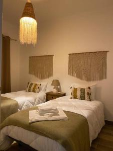 Pokój hotelowy z 2 łóżkami i żyrandolem w obiekcie Casa da Bisa w mieście Carreiras