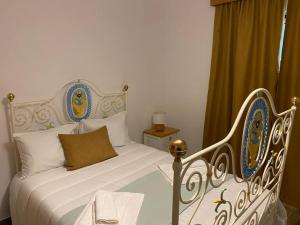 um quarto com uma cama branca e uma cabeceira azul e branca em Casa da Bisa em Carreiras
