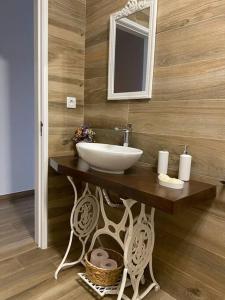 a bathroom with a sink and a mirror at Casa da Bisa in Carreiras